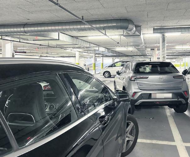 Beim Ausparkieren prallte eine Automobilistin mit ihrem Mercedes rückwärts gegen einen parkierten Suzuki und schob diesen gegen eine Wand.  Fotos: zVg
