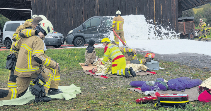 Während mit Schaum das Fahrzeug gelöscht wird, versorgt die Sanität die Verletzten. Fotos: zVg Während mit Schaum das Fahrzeug gelöscht wird, versorgt die Sanität die Verletzten. Fotos: zVg