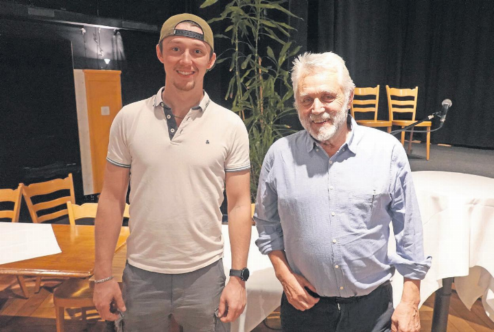 Die glücklichen Sieger: Jeremy Küng, Alois Scheuber (von links). Es fehlen Evan Weber und Jessica Küng. Foto: zVg