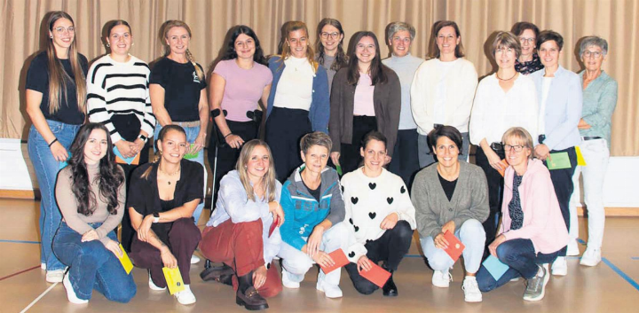 Als Dank für ihr grosses Engagement erhielten die Leiterinnen und Leiter ein kleines Geschenk. Foto: zVg